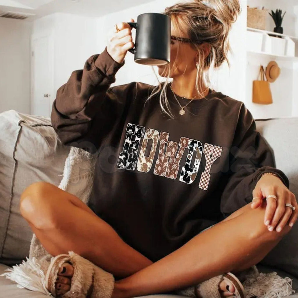 Howdy Yee Haw Western Sweatshirt | Retro Rustic Country Jumper | Cowgirl Aesthetic Crewneck | Fun Western Wear Gift